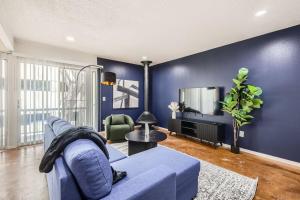 Your Comfy King Suite Getaway - Sleeps 4 - Pool, Prkg