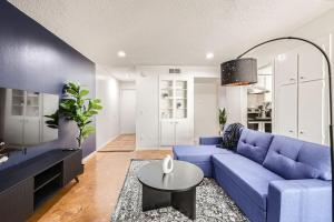 Your Comfy King Suite Getaway - Sleeps 4 - Pool, Prkg