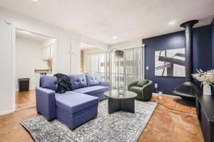 Your Comfy King Suite Getaway - Sleeps 4 - Pool, Prkg