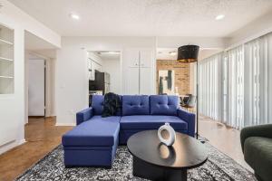 Your Comfy King Suite Getaway - Sleeps 4 - Pool, Prkg