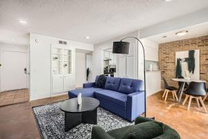 Your Comfy King Suite Getaway - Sleeps 4 - Pool, Prkg