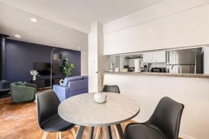 Your Comfy King Suite Getaway - Sleeps 4 - Pool, Prkg