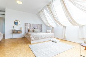 Comfy 3 Bedroom Apartment with Living Room and Balcony near Park
