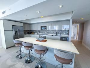 Luxury 3 bedroom condo with pool