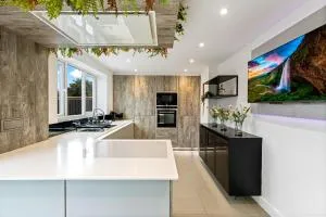 Glade House-3-Bed Home with Free Parking I Free Wifi I 65-inch TV - Aylestone