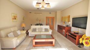 Two Bedroom Apartment with Pool and Sea Views