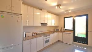 Two Bedroom Apartment with Pool and Sea Views