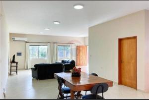 Casa en el centro de Encarnacion con tres habitaciones