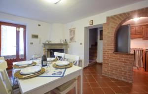 2 Bedroom Beautiful Home In Massarosa