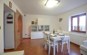 2 Bedroom Beautiful Home In Massarosa