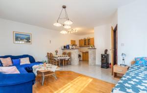 2 Bedroom Lovely Apartment In Valbandon 