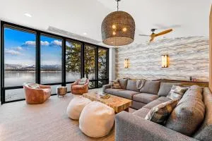 Lakefront Mtn Modern - on Payette Lake, amazing views, private beach, dock, game room - McCall