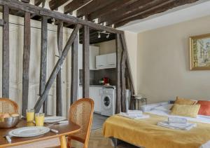 Typical & Charming flat near St Germain - Mid-term