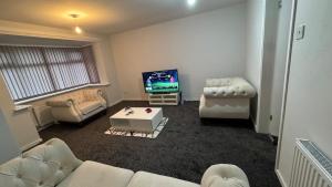 Newly Renovated 5BR Modern Home