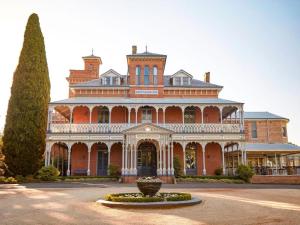 The Compact Cube - One-Bedroom Apartment on Summer