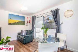 The Compact Cube - One-Bedroom Apartment on Summer