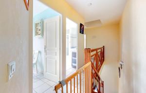 Maisons de vacances Cozy Home In Saint-Georges-De-Didon : photos des chambres