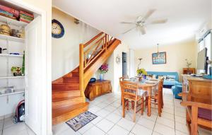 Maisons de vacances Cozy Home In Saint-Georges-De-Didon : photos des chambres