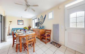 Maisons de vacances Cozy Home In Saint-Georges-De-Didon : photos des chambres