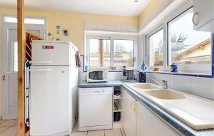 Maisons de vacances Cozy Home In Saint-Georges-De-Didon : photos des chambres