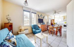 Maisons de vacances Cozy Home In Saint-Georges-De-Didon : photos des chambres