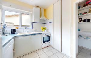 Maisons de vacances Cozy Home In Saint-Georges-De-Didon : photos des chambres