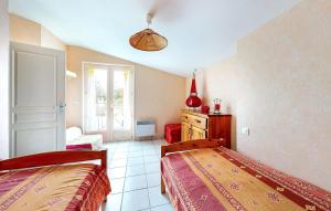 Maisons de vacances Cozy Home In Saint-Georges-De-Didon : photos des chambres