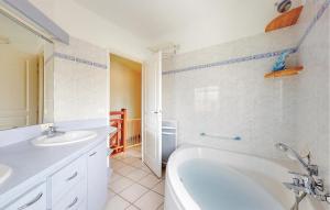 Maisons de vacances Cozy Home In Saint-Georges-De-Didon : Maison de Vacances 2 Chambres