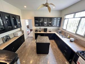 Mega casa 5 suítes, vista pro mar, piscina e churrasqueira Joá Barra RJ