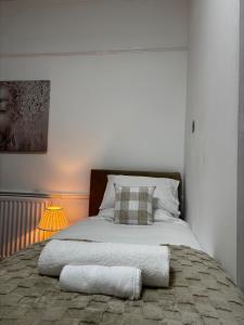 Moseley 5-Bedroom Home, Sleeps 10, Extended Stays