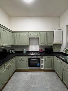Moseley 5-Bedroom Home, Sleeps 10, Extended Stays