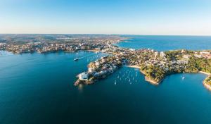 Renovated Harbourfront Home With Harbour Views