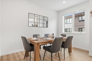 Luxury 3 Bedrooms Spacious Townhome, 2 Car Garage, Sleeps 8, Heater & AC, King Bed, Easy Ski Access, Next to WinSport, 10km from Calgary Downtown, Near Banff