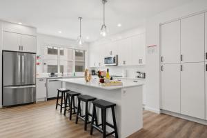 Luxury 3 Bedrooms Spacious Townhome, 2 Car Garage, Sleeps 8, Heater & AC, King Bed, Easy Ski Access, Next to WinSport, 10km from Calgary Downtown, Near Banff