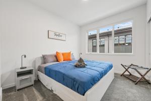 Luxury 3 Bedrooms Spacious Townhome, 2 Car Garage, Sleeps 8, Heater & AC, King Bed, Easy Ski Access, Next to WinSport, 10km from Calgary Downtown, Near Banff