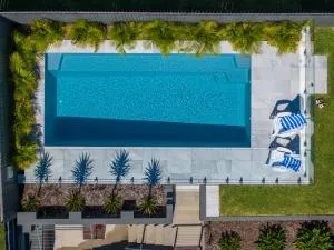 Scotts Retreat- Relax by the Pool - Scotts Head