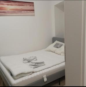 Gutbau com, Whole Apartment 4u, Self-Check-in, Top-Location, Underground & Shops under window, 3-5min Walking to Swimming & footbal Stadion, Wake-up in sunshine