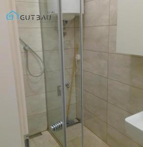 Gutbau com, Whole Apartment 4u, Self-Check-in, Top-Location, Underground & Shops under window, 3-5min Walking to Swimming & footbal Stadion, Wake-up in sunshine