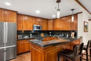 The Ritz-Carlton, 2 BR Residence 8404 w Courtyard view, Ski-inSki-out Resort in Aspen Highlands