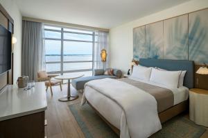 Guest room, 1 King, Bay view room in The Westin Tampa Bay