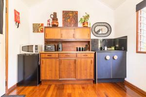 Mid-Century Cabin - 1 Bed, 1 Car, Golf Course, 15 min to CBD
