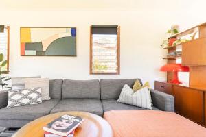 Mid-Century Cabin - 1 Bed, 1 Car, Golf Course, 15 min to CBD