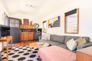 Mid-Century Cabin - 1 Bed, 1 Car, Golf Course, 15 min to CBD