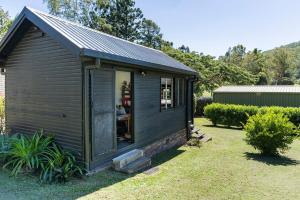 Mid-Century Cabin - 1 Bed, 1 Car, Golf Course, 15 min to CBD