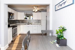 Upgraded Downtown Apartment Sleeps 5