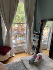 Cosy and Stylish Home with Balcony - Long Stays Welcome