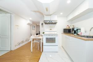 2B Basement, Mins to Lake, Free Parking