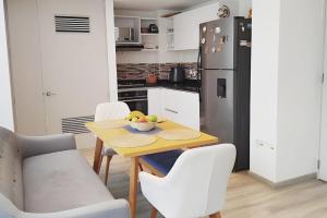 Cozy Entire 2nd-Floor Apartment with Parking