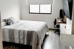 Cozy Entire 2nd-Floor Apartment with Parking