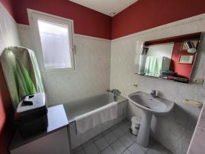 Maisons de vacances AGREABLE MAISON 2 CHAMBRES AVEC PISICINE ET STATIONNEMENT DANS UN QUARTIER CALME - FR-1-92-947 : photos des chambres